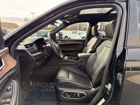 Used 2025 Jeep Grand Cherokee Summit image 12