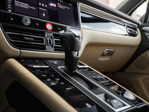 Certified 2023 Porsche Macan AWD/4WD image 27