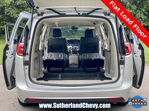 Used 2024 Chrysler Pacifica Touring-L image 42