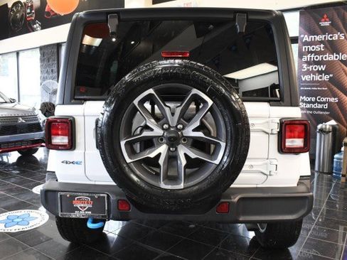 Used 2024 Jeep Wrangler Unlimited w/ Convenience Group AWD/4WD image 10