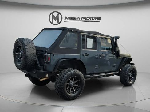 Used 2016 Jeep Wrangler Unlimited Rubicon w/ Connectivity Group AWD/4WD image 8