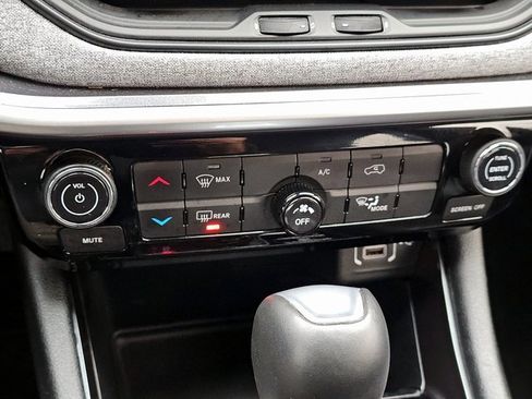 Used 2024 Jeep Compass Latitude image 30