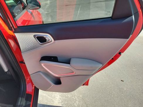 Used 2025 Kia Soul LX w/ LX Technology Package FWD image 31