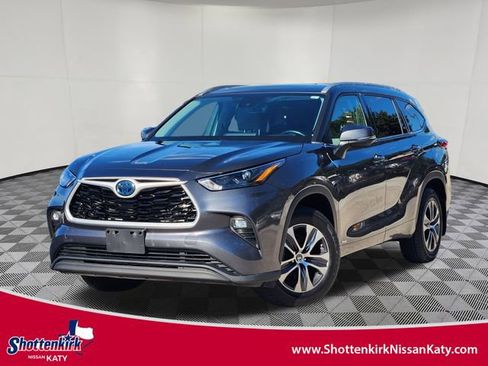 Used 2022 Toyota Highlander XLE AWD/4WD image 1
