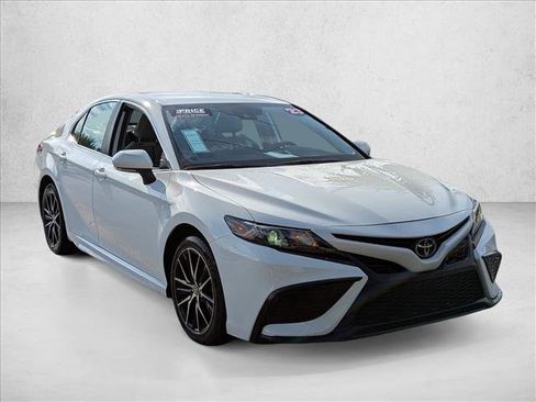 Used 2023 Toyota Camry SE image 3