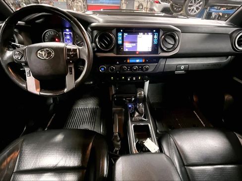 Used 2019 Toyota Tacoma TRD Sport image 15