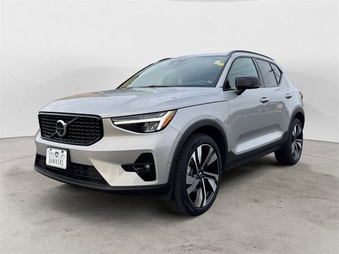 Certified 2025 Volvo XC40 B5 Plus image 2