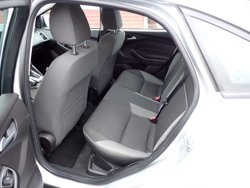 Used 2013 Ford Focus SE w/ SE Winter Pkg image 8