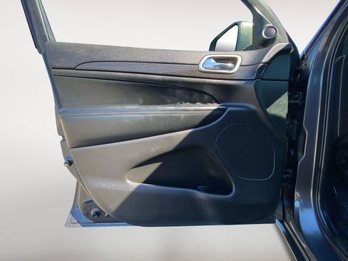 Used 2018 Jeep Grand Cherokee Altitude image 16