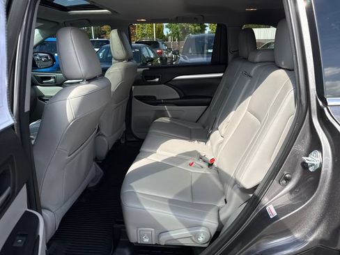Used 2018 Toyota Highlander XLE AWD/4WD image 14