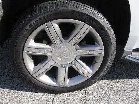 Used 2016 Cadillac Escalade Luxury image 8