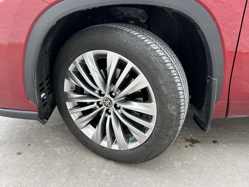 Certified 2025 Toyota Highlander Platinum image 11