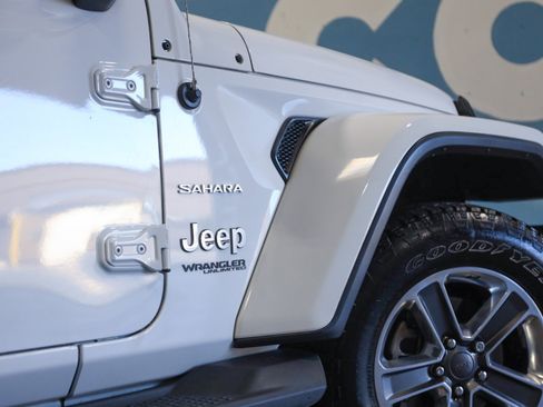 Used 2018 Jeep Wrangler Unlimited Sahara image 32