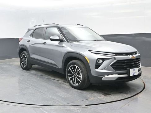 Used 2025 Chevrolet TrailBlazer LT AWD/4WD image 2