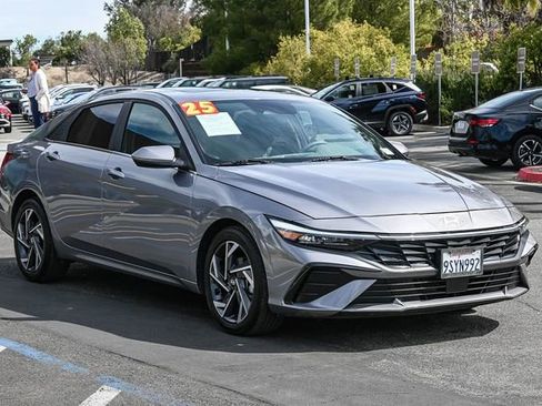 Certified 2025 Hyundai Elantra SEL image 3