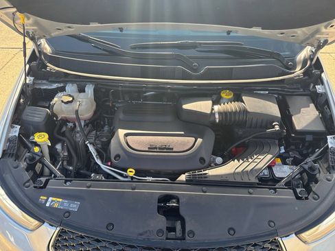 Used 2023 Chrysler Pacifica Touring-L FWD image 9