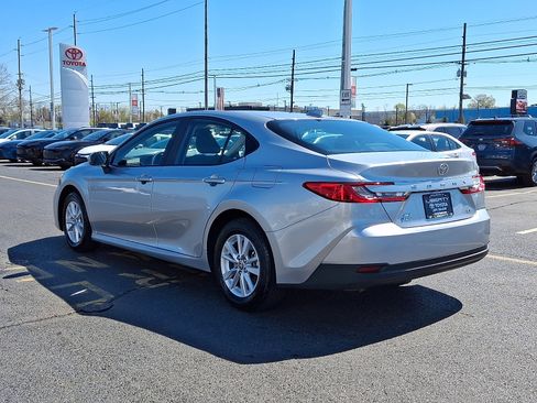 Used 2025 Toyota Camry LE w/ Convenience Package image 4