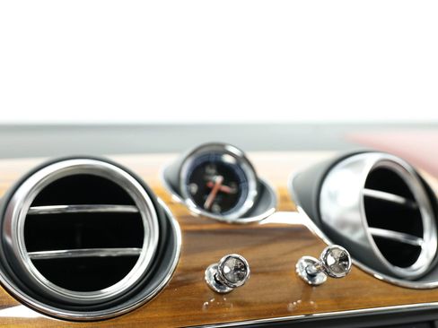 Used 2020 Bentley Bentayga Plug-In Hybrid image 38