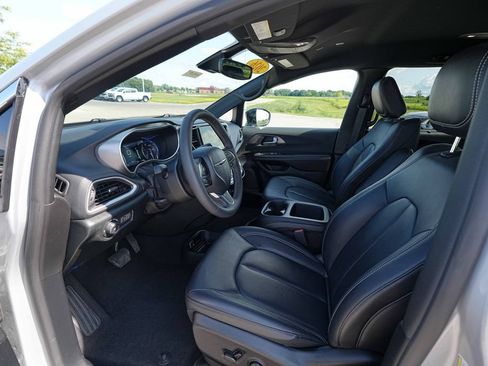 Used 2026 Chrysler Pacifica Select FWD image 16