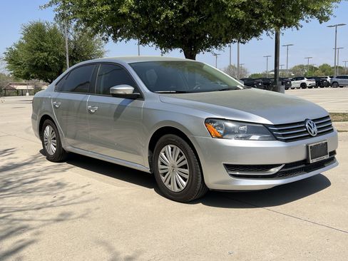 Used 2014 Volkswagen Passat S image 2