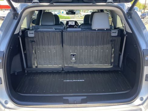 Used 2023 Toyota Highlander XLE AWD/4WD image 24