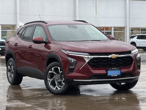 Used 2025 Chevrolet Trax LT w/ LT Convenience Package FWD image 2