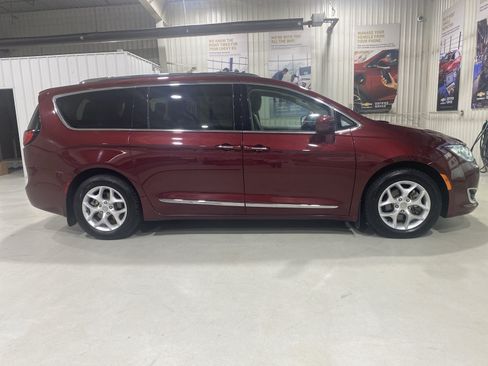Used 2017 Chrysler Pacifica Touring-L Plus FWD image 9