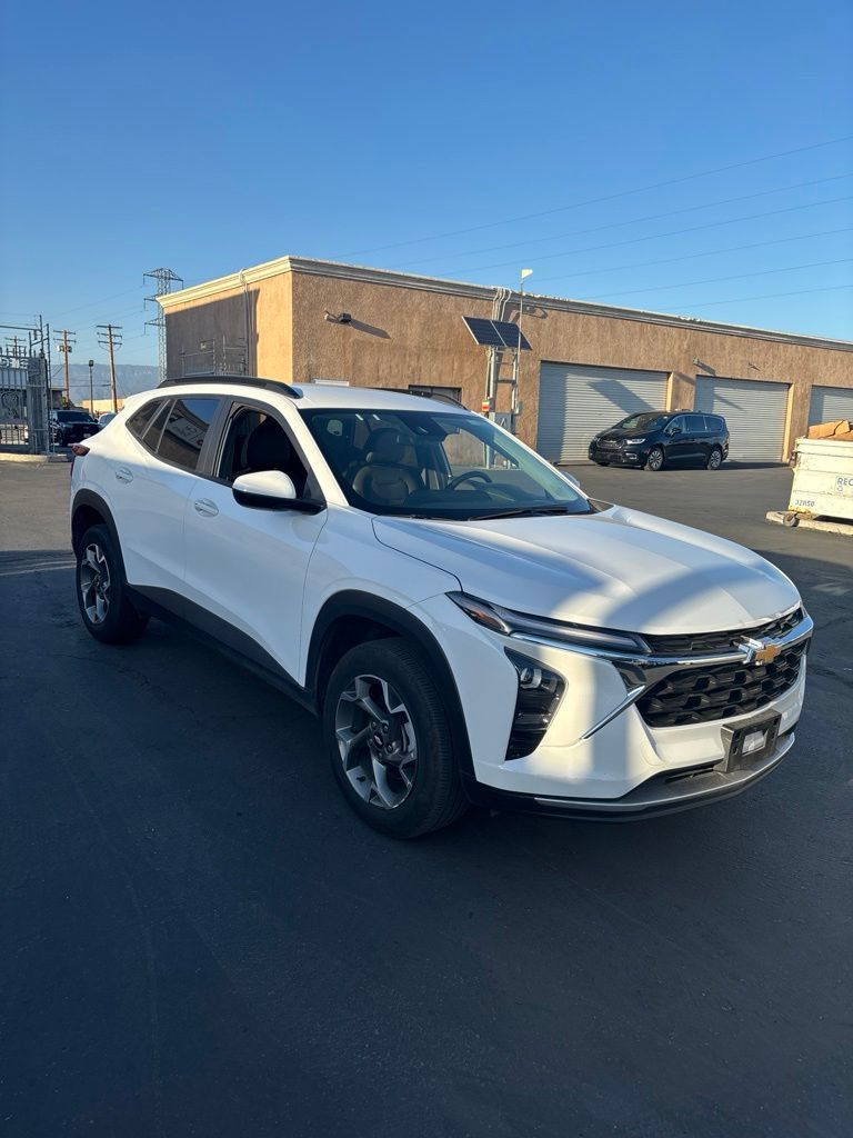 Used 2025 Chevrolet Trax LT w/ LT Convenience Package FWD image 3
