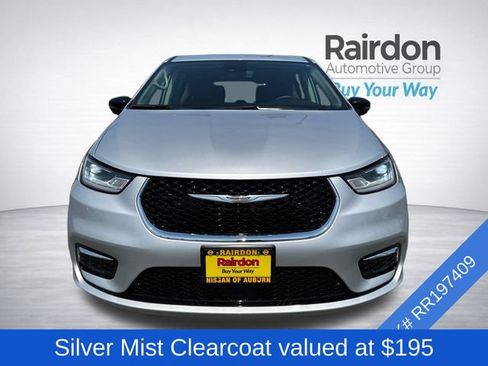 Used 2024 Chrysler Pacifica Touring-L FWD image 2