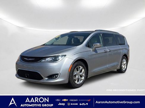 Used 2017 Chrysler Pacifica Limited w/ UConnect Theater Package FWD image 1