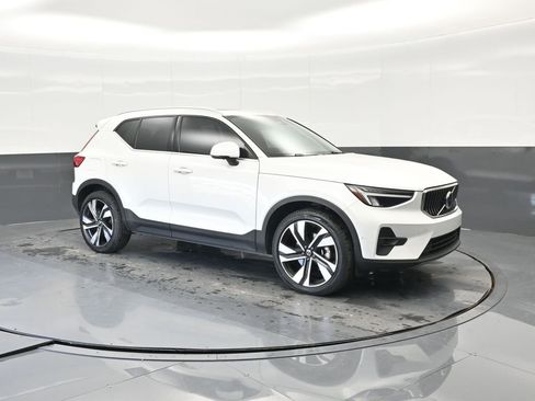Used 2023 Volvo XC40 B5 Plus w/ Protection Package Premier image 11