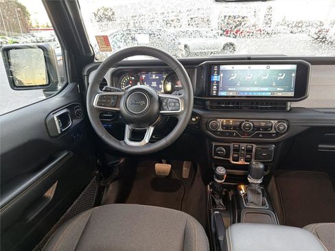 Used 2025 Jeep Wrangler Sahara image 23