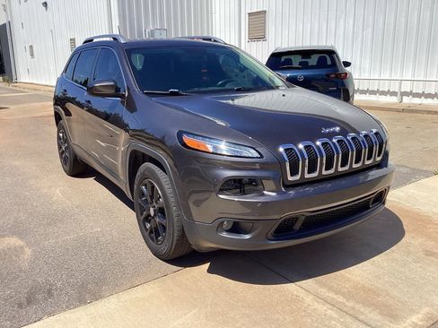 Used 2017 Jeep Cherokee Latitude image 3