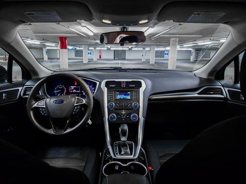 Used 2015 Ford Fusion SE image 3