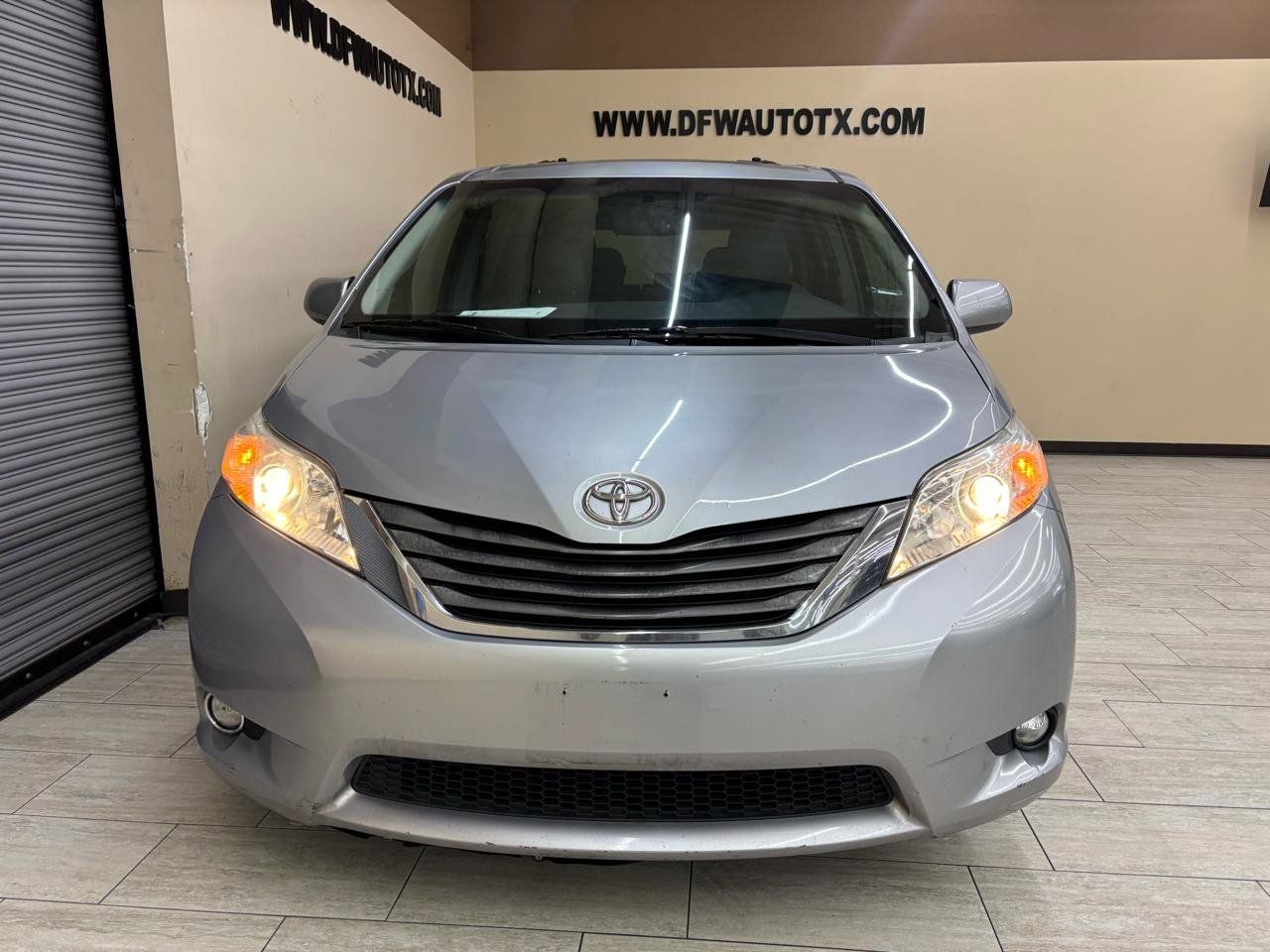 Used 2012 Toyota Sienna XLE w/ XLE Navigation Pkg FWD image 3