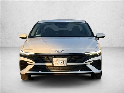 Used 2025 Hyundai Elantra SE image 2