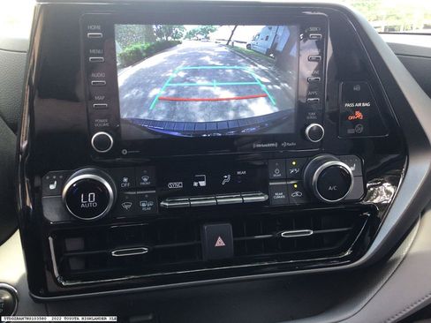Used 2022 Toyota Highlander XLE FWD image 16