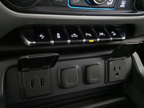 Used 2018 GMC Sierra 1500 SLT w/ Black Pack image 31