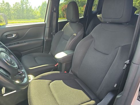 Used 2018 Jeep Renegade Altitude w/ Cold Weather Group FWD image 14