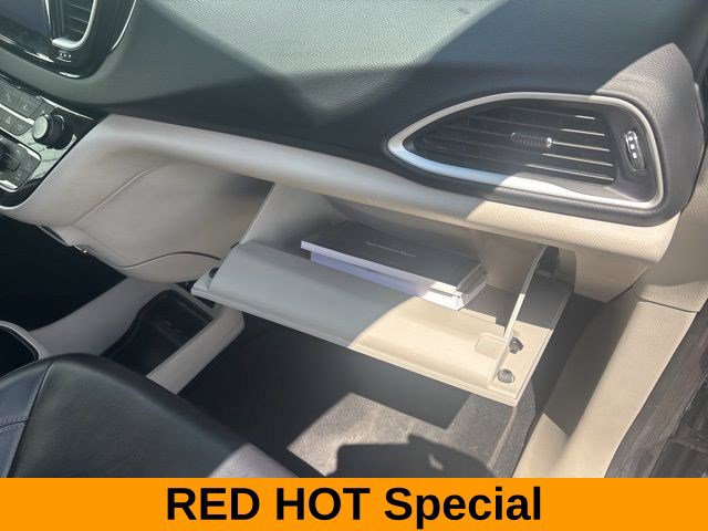 Used 2023 Chrysler Pacifica Touring-L FWD image 42