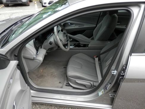 Used 2025 Hyundai Elantra SEL FWD image 17