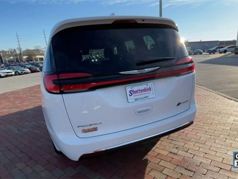 Used 2022 Chrysler Pacifica Touring-L image 8