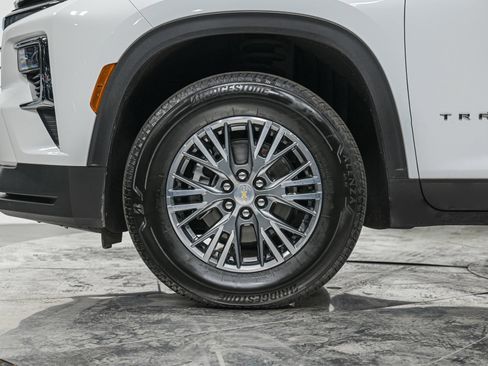 Used 2025 Chevrolet Traverse LT FWD image 3