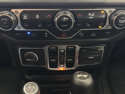 Used 2024 Jeep Wrangler Unlimited AWD/4WD image 23