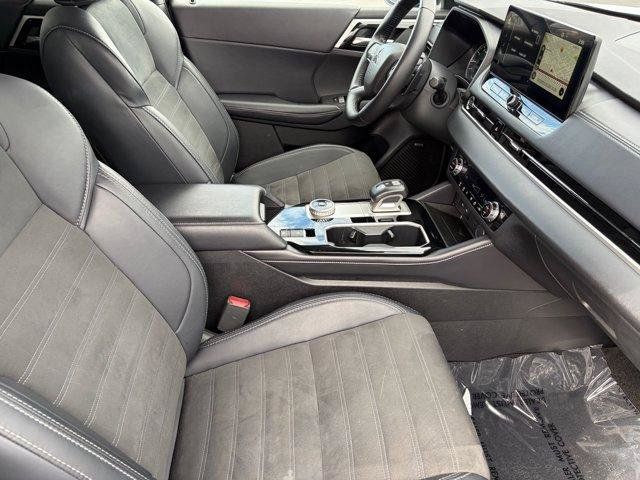 Used 2025 Mitsubishi Outlander SE FWD image 12