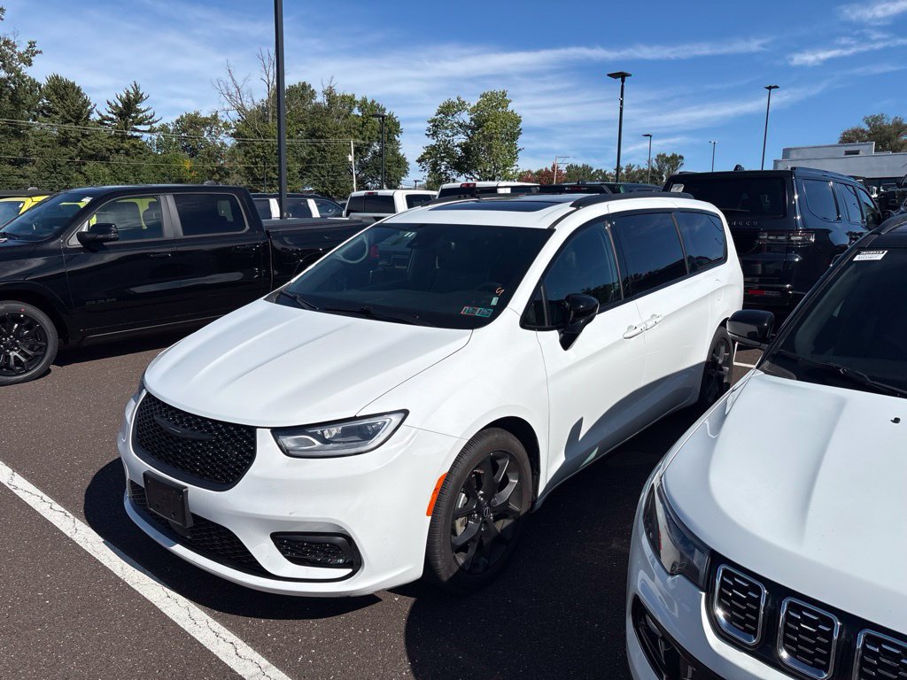 Used 2025 Chrysler Pacifica Limited FWD image 4