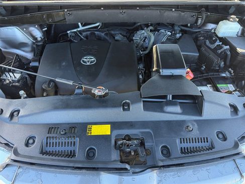 Used 2019 Toyota Highlander XLE image 23