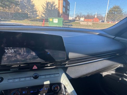 Used 2025 Hyundai Elantra Limited image 34