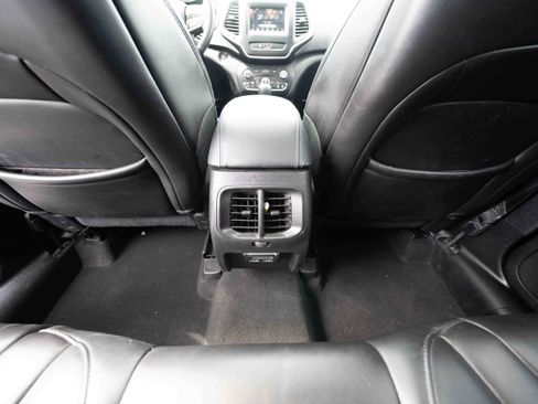 Used 2019 Jeep Cherokee Latitude Plus w/ Cold Weather Group AWD/4WD image 22