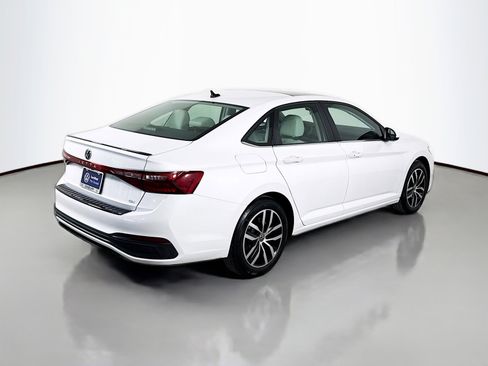 Certified 2025 Volkswagen Jetta SE w/ Sunroof Package image 9